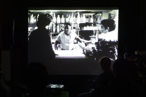 Projection d'un film en noir et blanc