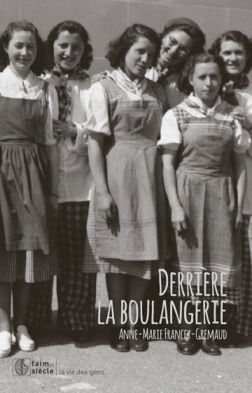 Couverture du livre "Derrière la boulangerie" d'Anne-Marie Francey-Gremaud, photographie en noir et blanc d'un groupe de jeunes filles en tablier