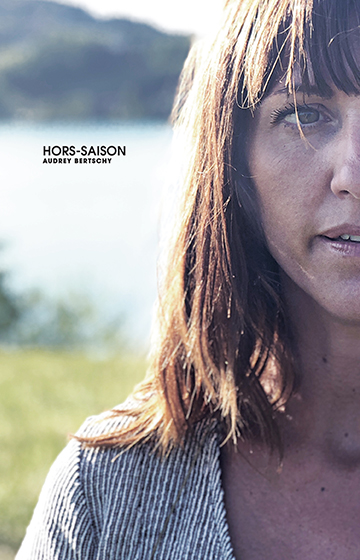 Couverture du livre "Hors-saison" d'Audrey Bertschy, portrait photographique de l'auteure en extérieur