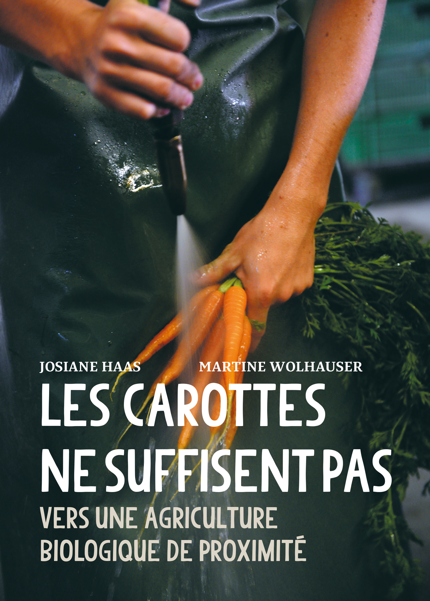 Couverture du livre "Les carottes ne suffisent pas — Vers une agriculture biologique de proximité" de Josiane Haas et Martine Wolhauser, mains tenant une botte de carottes