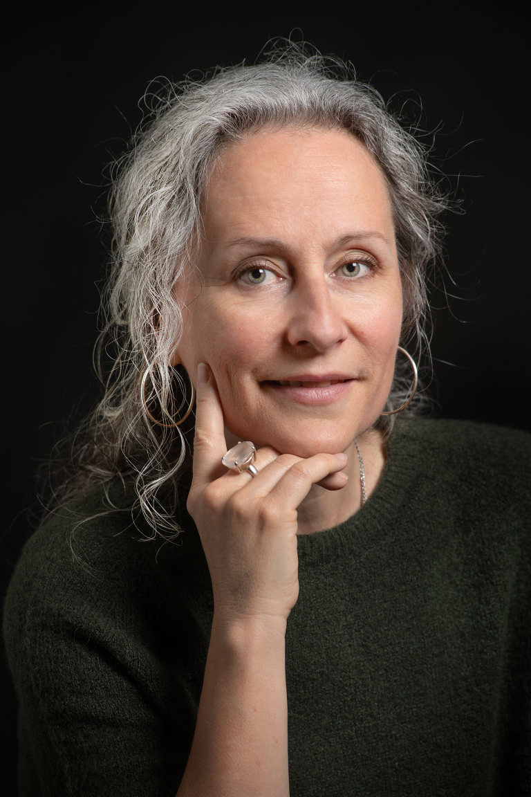 Josiane Haas, écrivaine, portrait sur fond noir